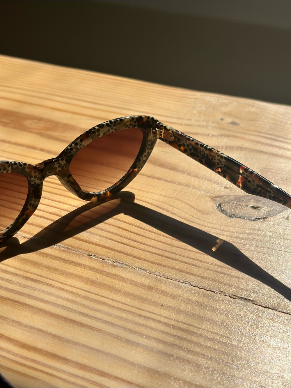 *Like New* KREWE SASHA in POPPY NOIR with Amber Gradient Lens - Picture 3 of 8